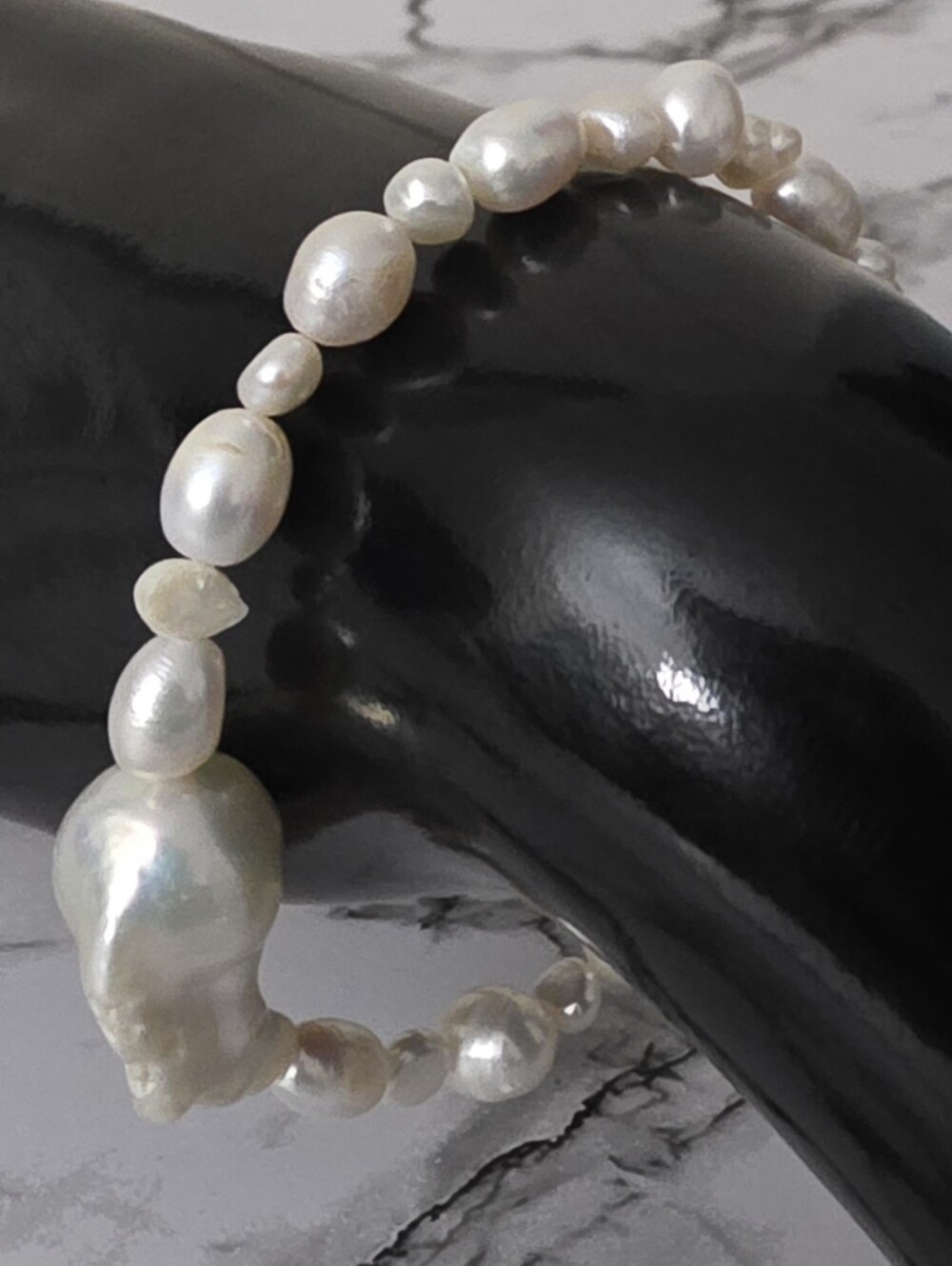 Irregular Baroque Pearl Bracelet in White - Elegant Beaded Stretch